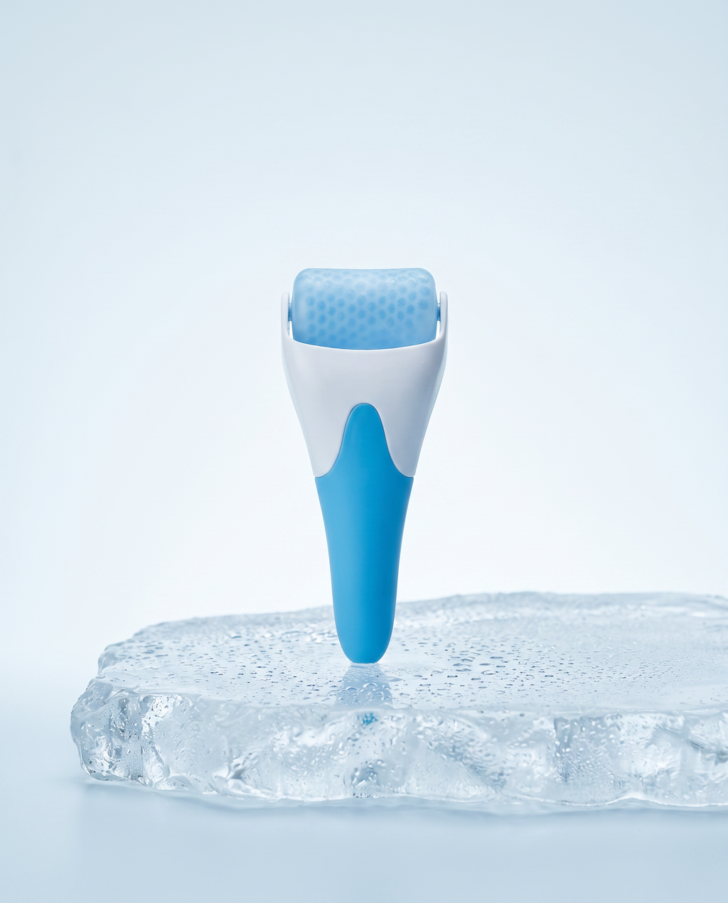 Tersella Frost, rodillo facial frío sobre un bloque de hielo