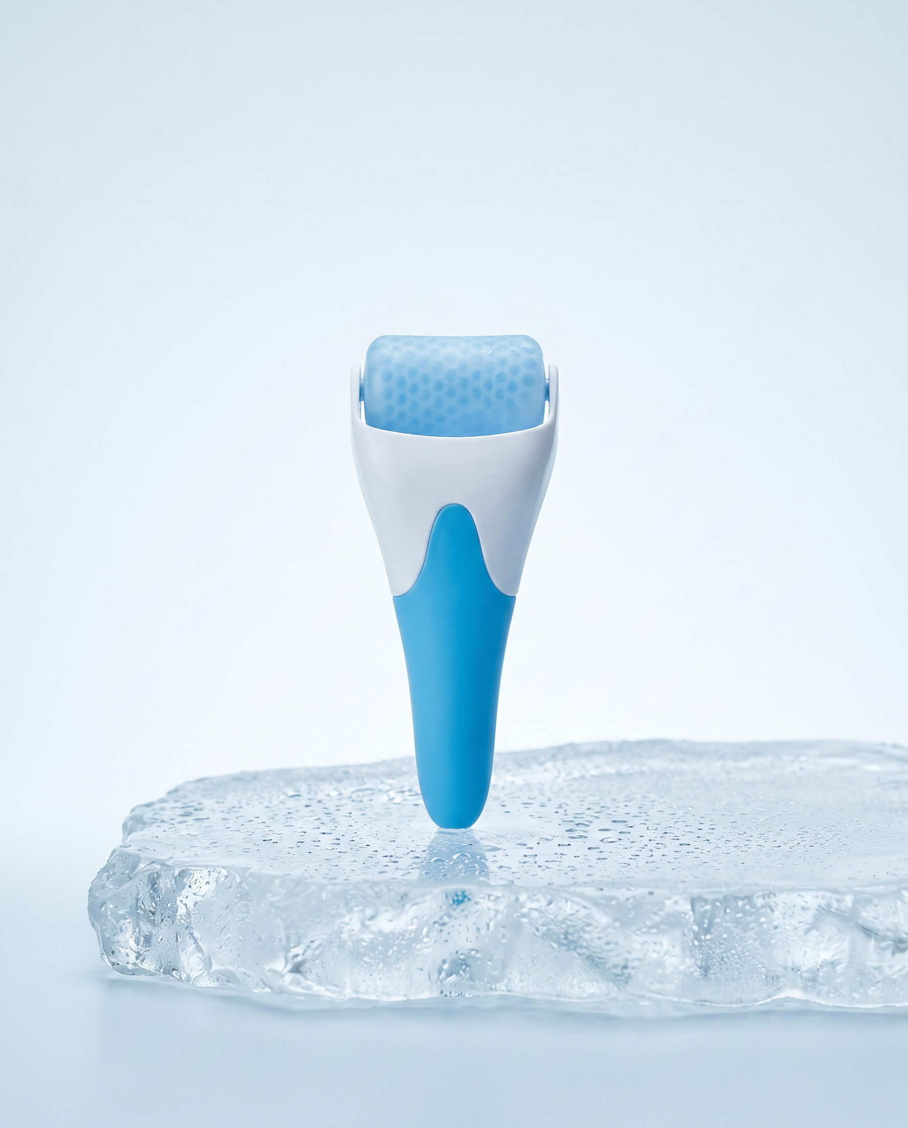 Tersella Frost, rodillo facial frío sobre un bloque de hielo