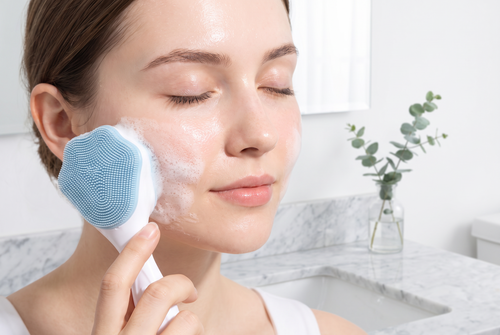 Tersella Glow · cepillo facial de silicona en uso